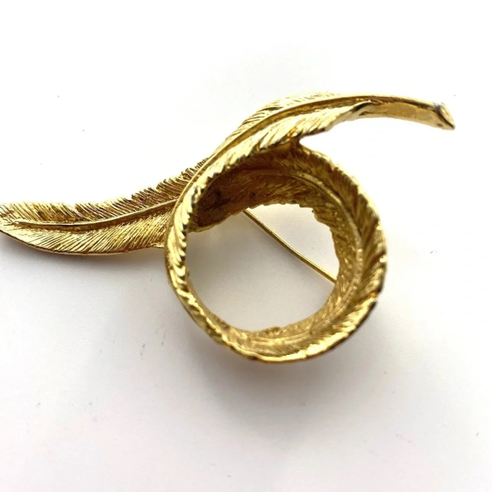 Elegant 2.5 inch Gold tone Swirl Feather Brooch Pin lapel